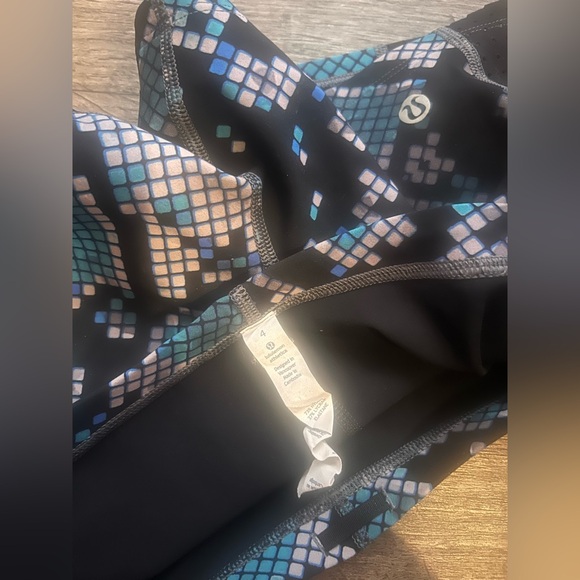 Lululemon salty swim shorts - Picture 2 of 3